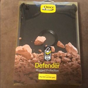 iPad (5th and 6th gen) Defender Series Case Black